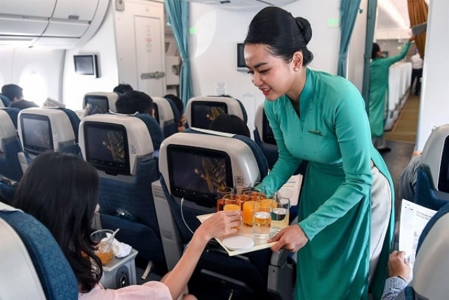 Ngoài nước tinh khiết, hãng sẽ bổ sung thêm trà và cà phê cho hành khách hạng phổ thông trên các chuyến bay dài hơn 1 tiếng 30 phút. (Nguồn ảnh: vntrip.vn)